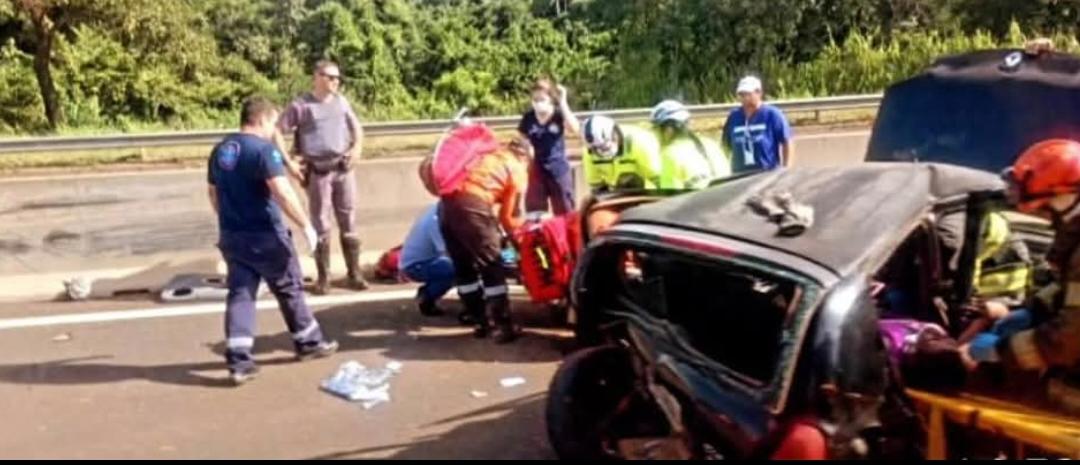 Veículos tiveram os destroços espalhados pela pista |