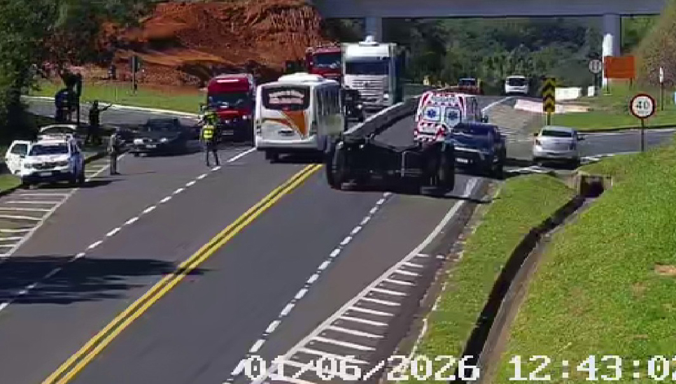 Impacto da colisão com caminhonete fez carro tombar na SP-294, em Osvaldo Cruz (SP) |