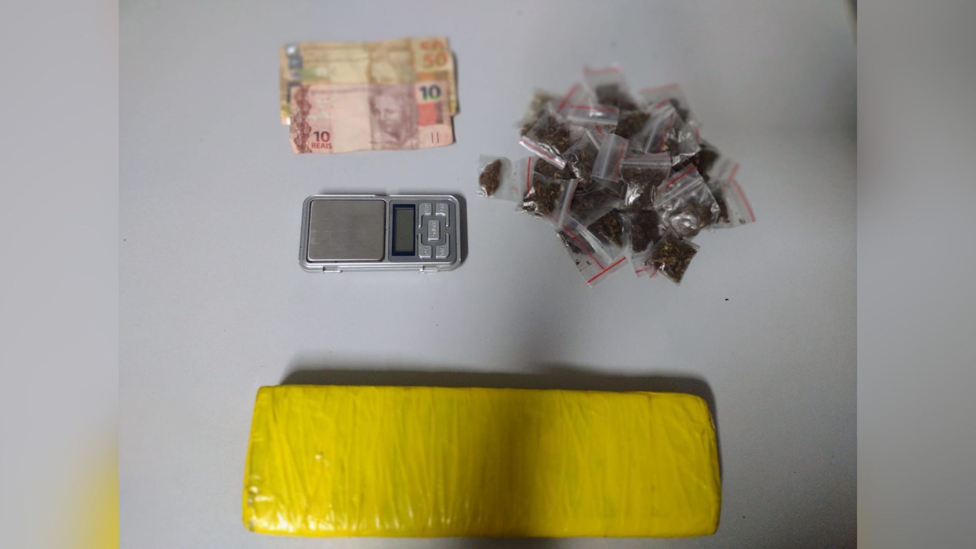 Também foram apreendidos uma balança de precisão e R$ 110 |