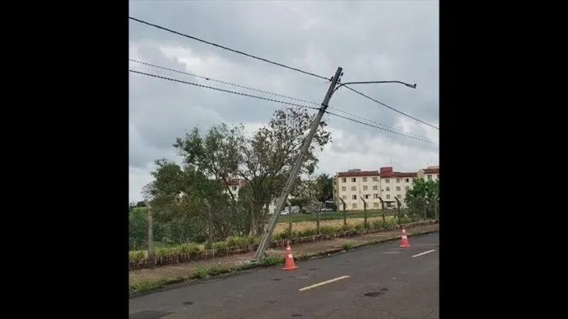 Poste da rede elétrica foi atingido por veículo na tarde desta terça-feira (1º), no Parque Bandeirantes, em Presidente Prudente (SP) |