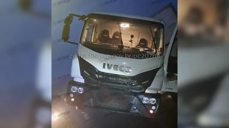 Veículo foi retirado da faixa de rolamento para o acostamento |