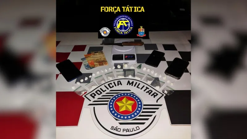 Também foram apreendidos R$ 72, três celulares e uma balança |