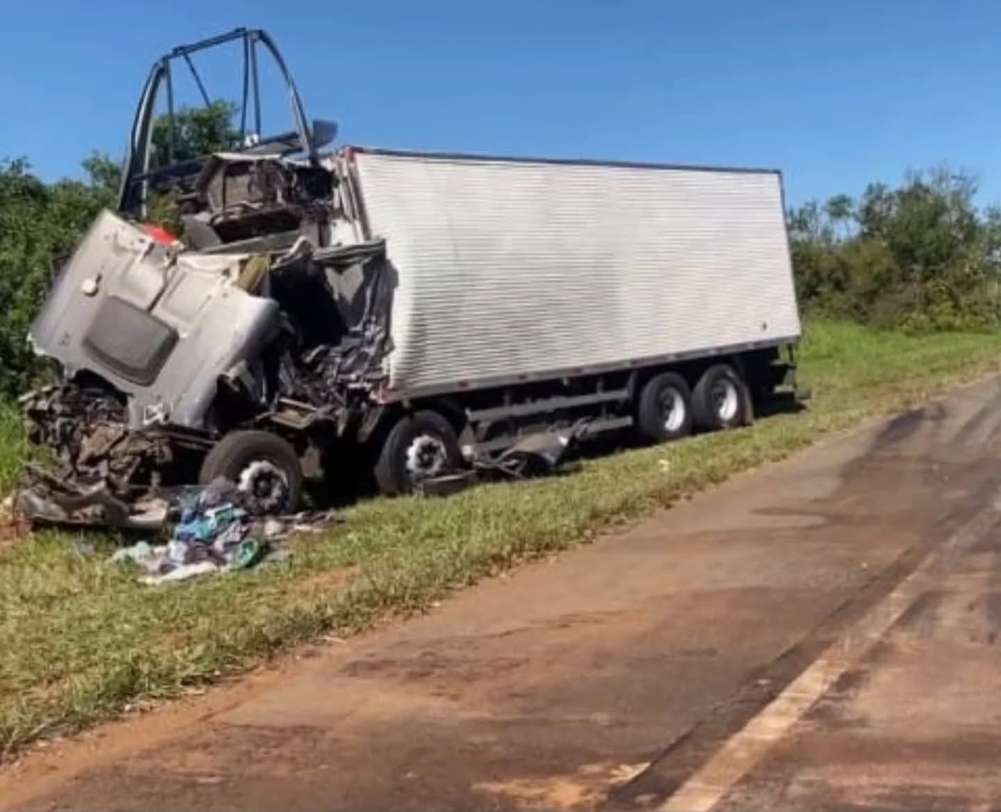 Motorista de caminhão morre após colisão traseira na Rodovia da Integração