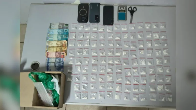 Também foram apreendidos celulares, uma quantia em dinheiro e embalagens |