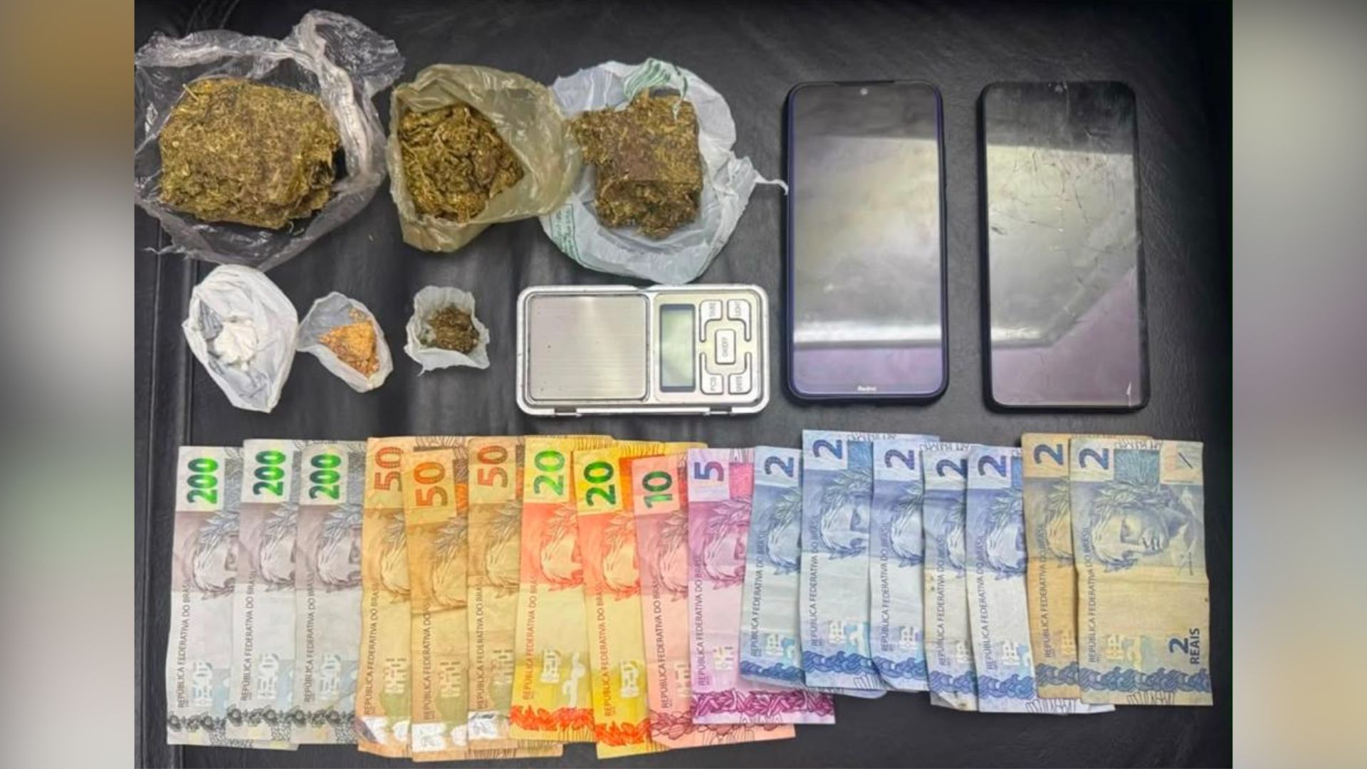 Também foram apreendidos uma balança de precisão e R$ 819 |