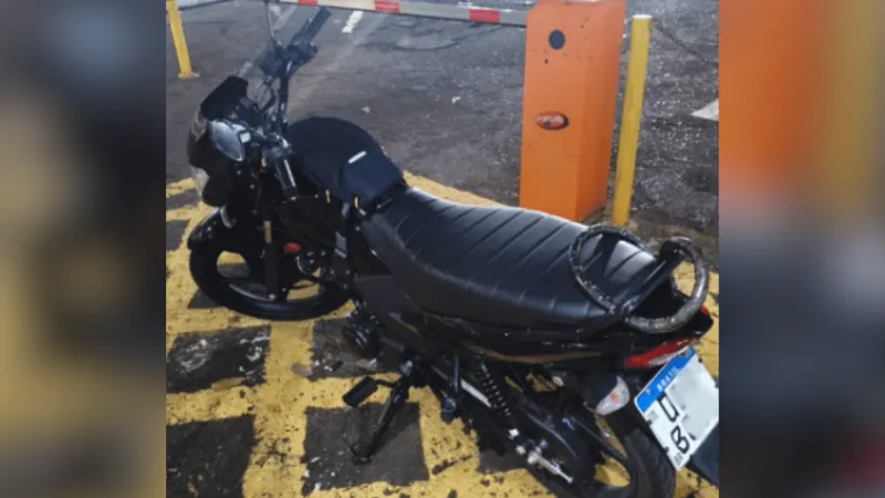 Homem é preso após adulterar placa de moto com fita isolante |