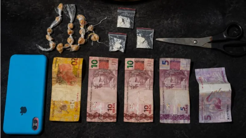 Também foram apreendidos R$ 50, um celular e uma tesoura utilizada para confeccionar embalagens |