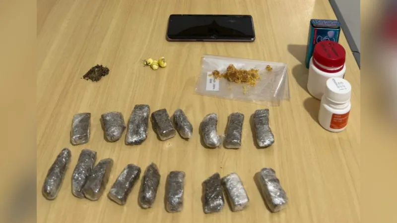 Foram apreendidas 17 porções de maconha, três invólucros de cocaína e pedras de crack |