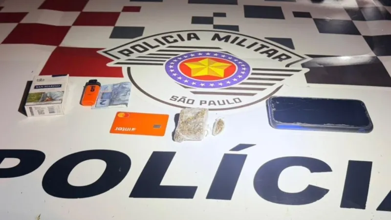 Foram apreendidas porções de maconha e um celular |