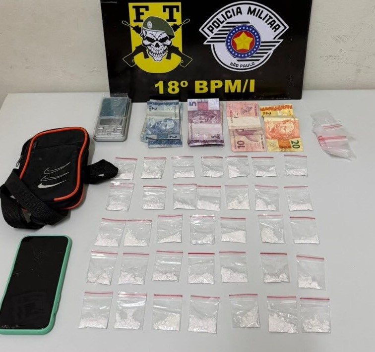 Papelotes de cocaína e dinheiro foram encontrados com ele.