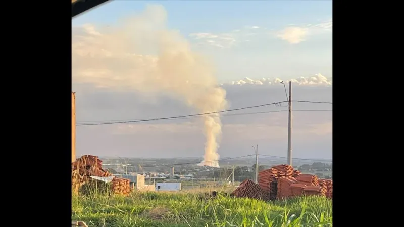Fumaça alastrou-se por diferentes bairros e pode ser vista a quilômetros de distância do Depósito Municipal de Galhos |