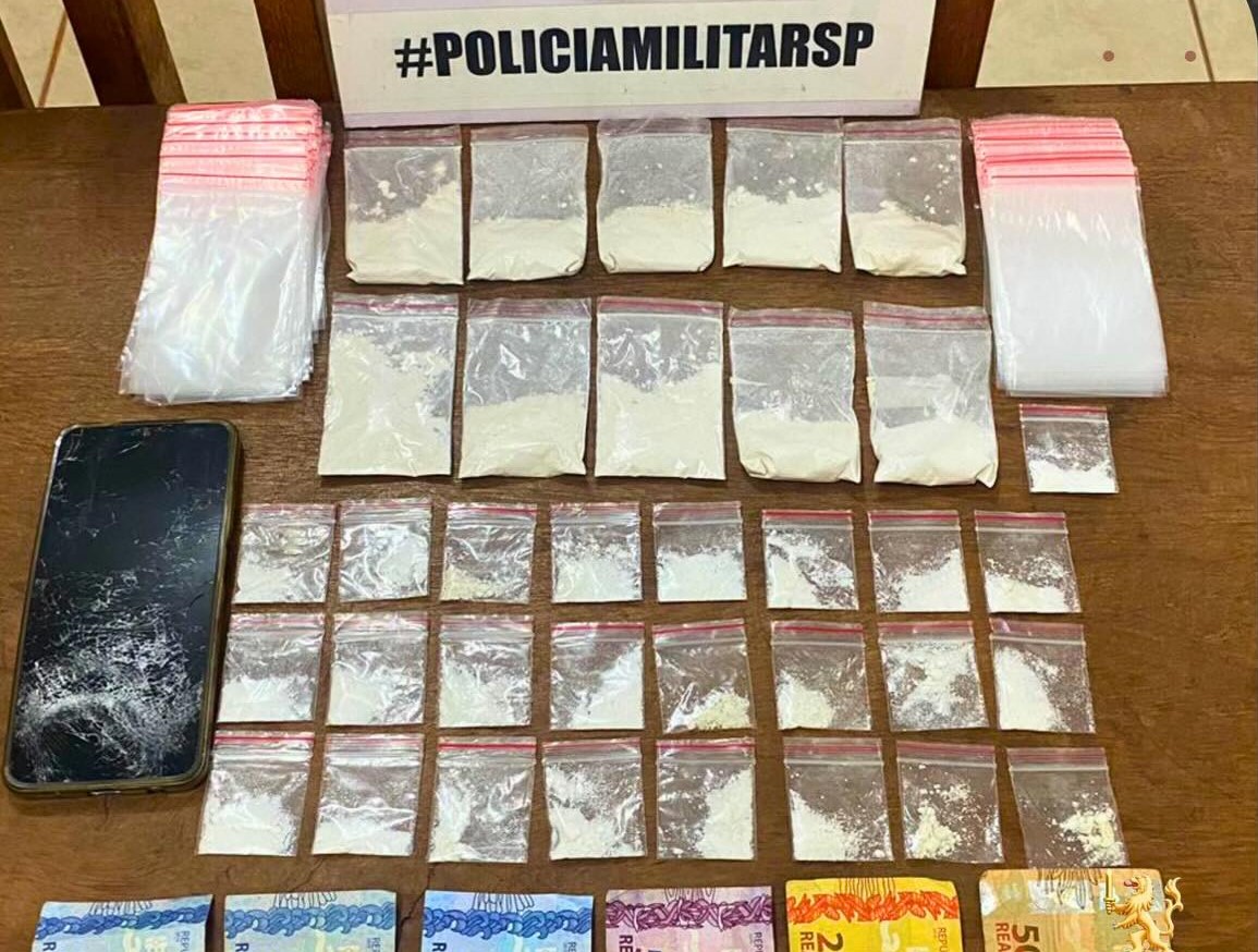 Porções de cocaína foram apreendidas com homem em Rancharia (SP) |