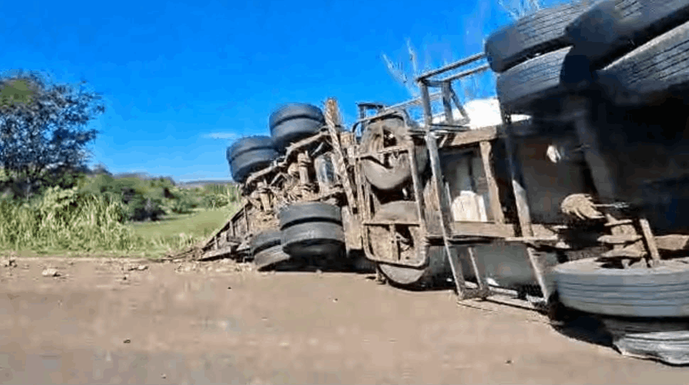 Carreta carregada com quase 50 toneladas de feijão tomba na Rodovia Assis Chateaubriand