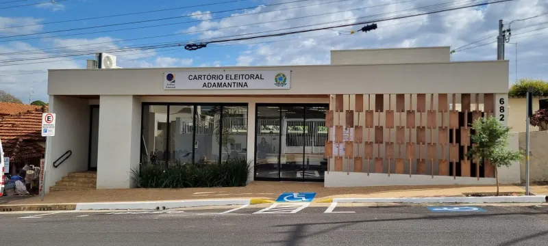 O Cartório da 157ª Zona Eleitoral está localizado na Rua Deputado Salles Filho, nº 682, no Centro, em Adamantina (SP) |
