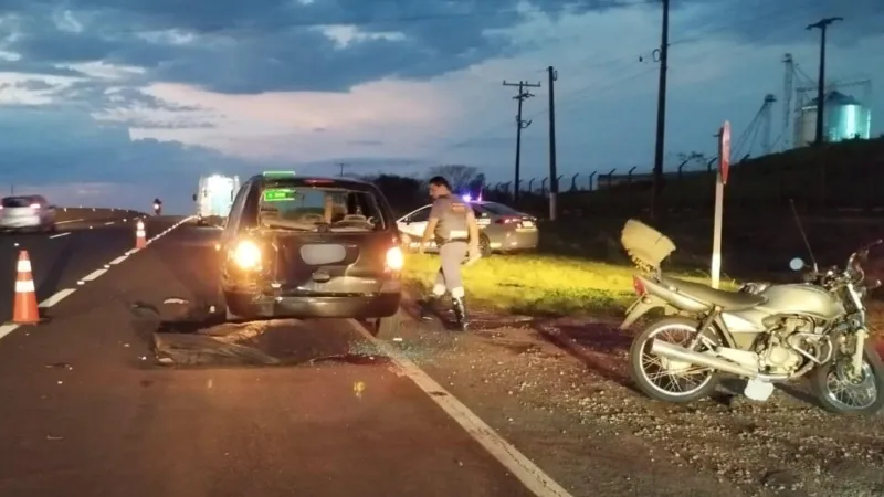 Motocicleta teria colidido contra a traseira do automóvel |