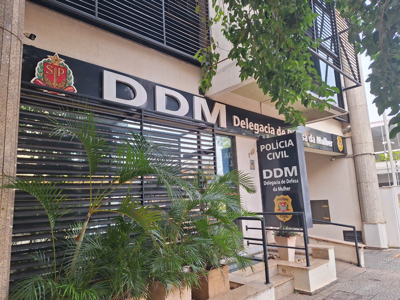 Envolvido morava no apartamento vizinho de uma das vítimas |