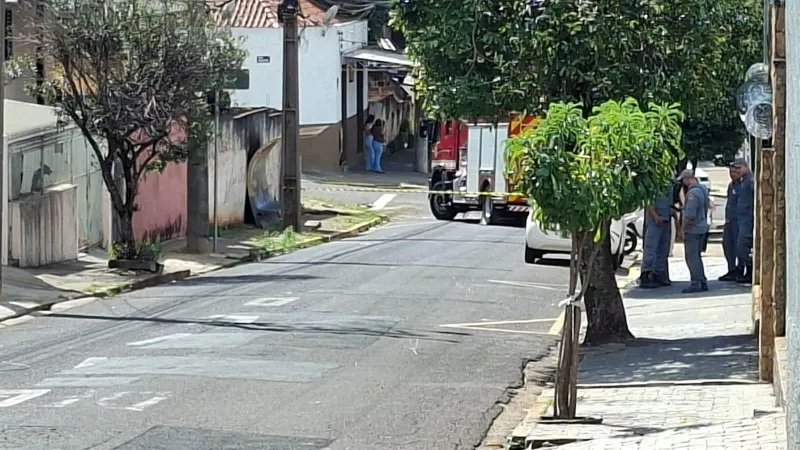 Rompimento de cabo da rede elétrica causou interrupção no fornecimento de energia a parte dos moradores da Vila Marcondes e do Parque Furquim, em Presidente Prudente (SP), na tarde desta quinta-feira (6) |
