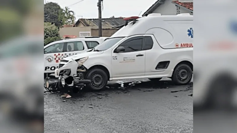 Ambulância da Prefeitura de Adamantina colidiu com motocicleta |