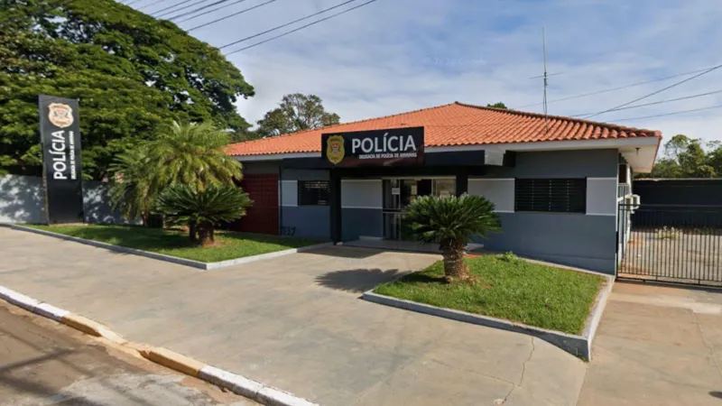 Arma e vestimentas utilizadas foram apreendidas |