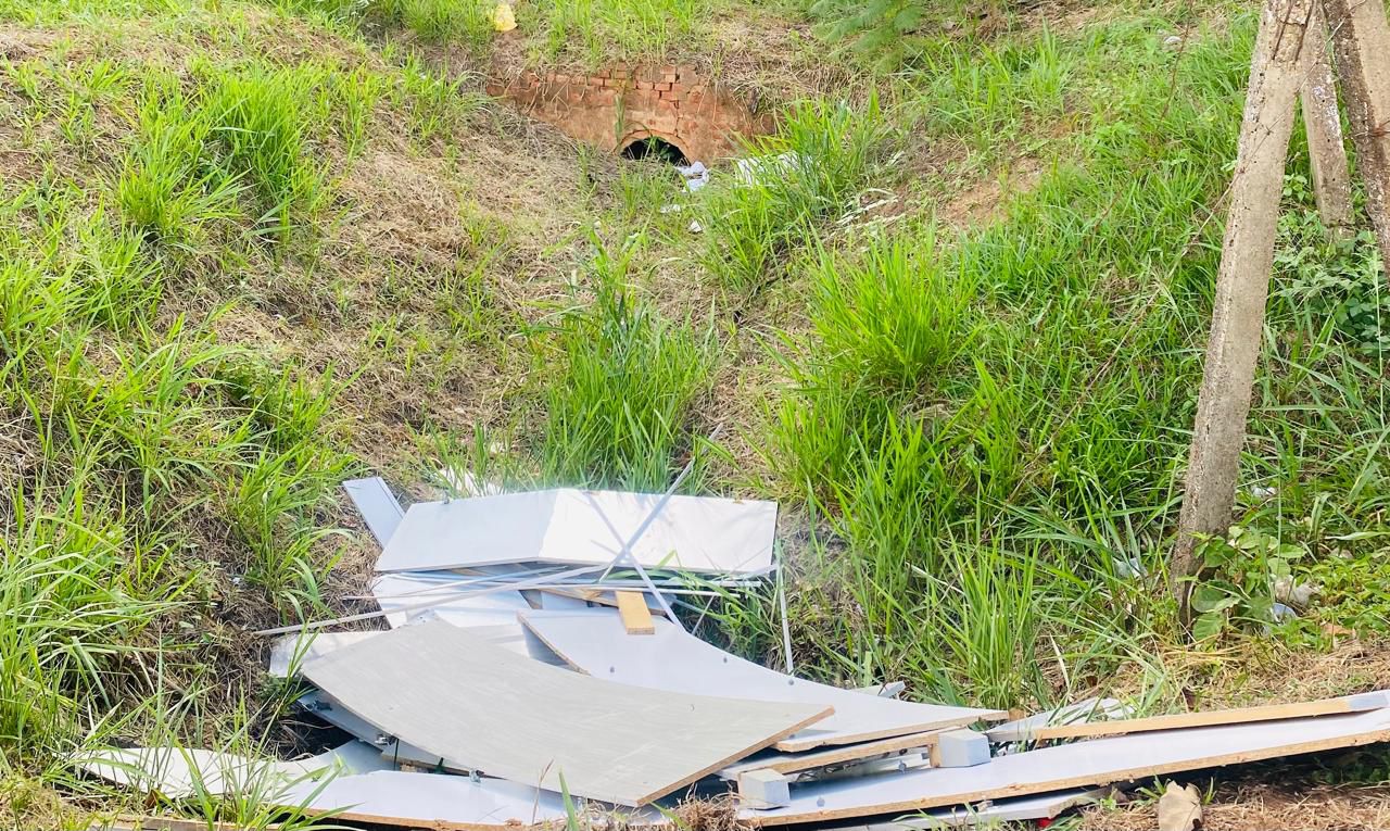 Guarda-roupas foi descartado irregularmente em área pública |