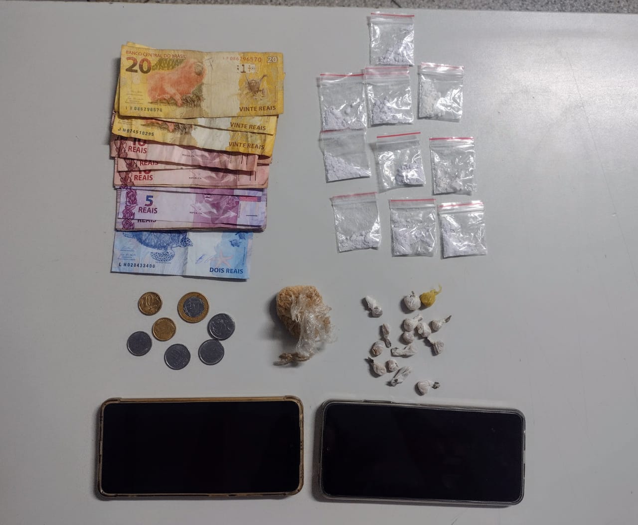 Foram apreendidas porções de crack e cocaína |