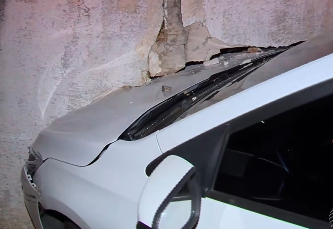 Carro bateu contra o muro do Cemitério São João Batista |