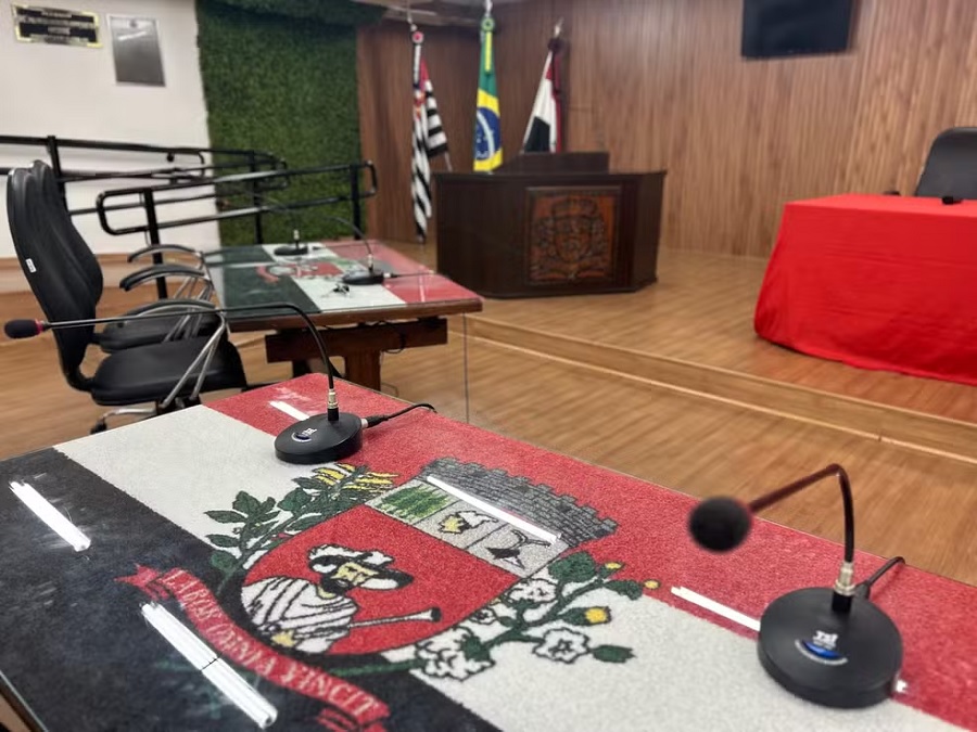 Reunião foi realizada na noite de segunda-feira (6) |