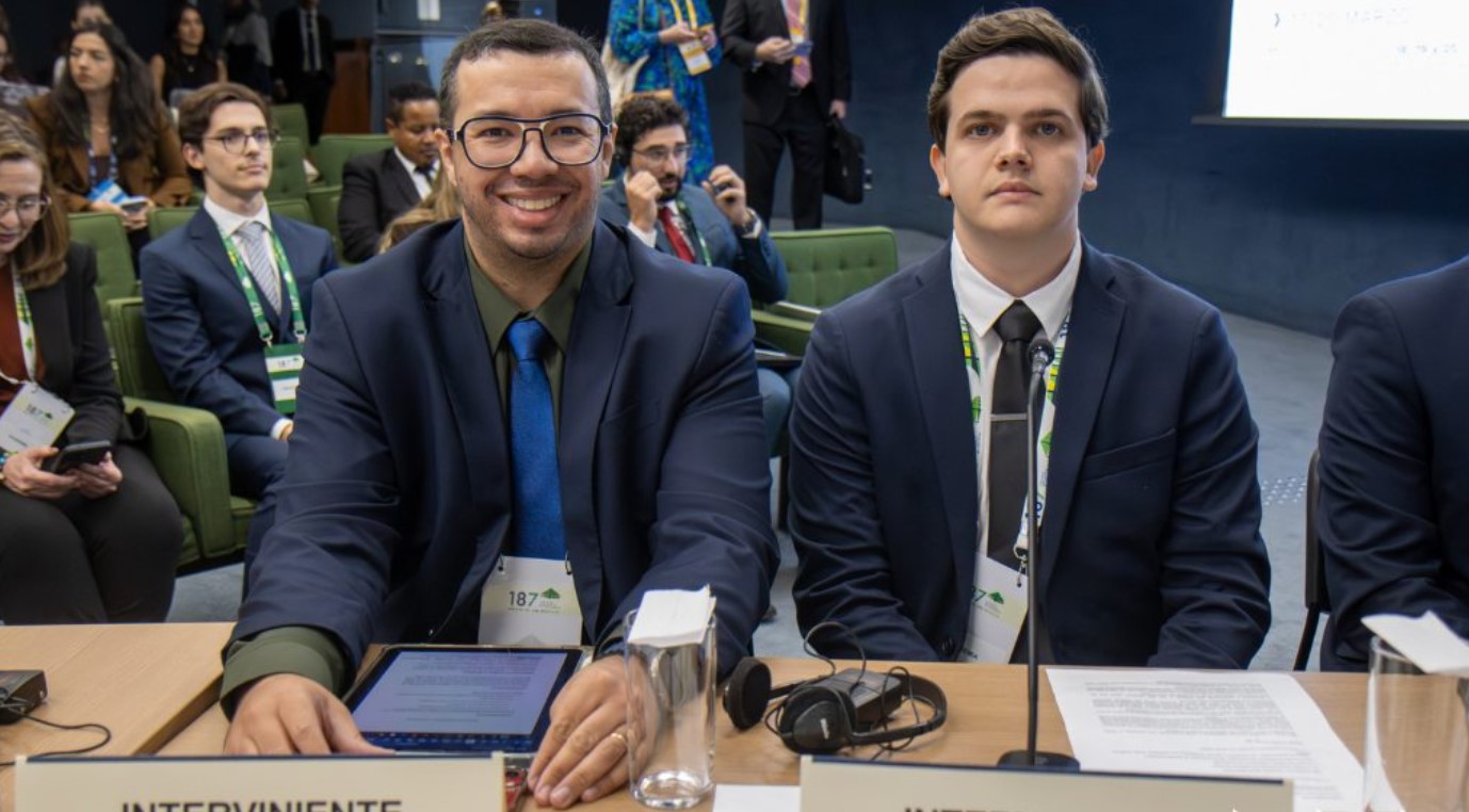 Aluno e professor participaram de debate sobre democracia |