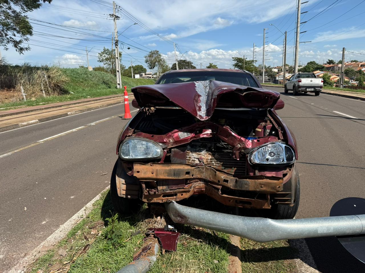 Carro derrubou dispositivo de radar na Avenida Raimundo Maiolini, em Presidente Prudente (SP) |