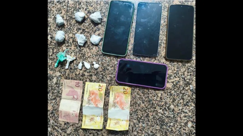 Polícia Militar apreendeu ainda quatro aparelhos celulares e R$ 50,00 em dinheiro.