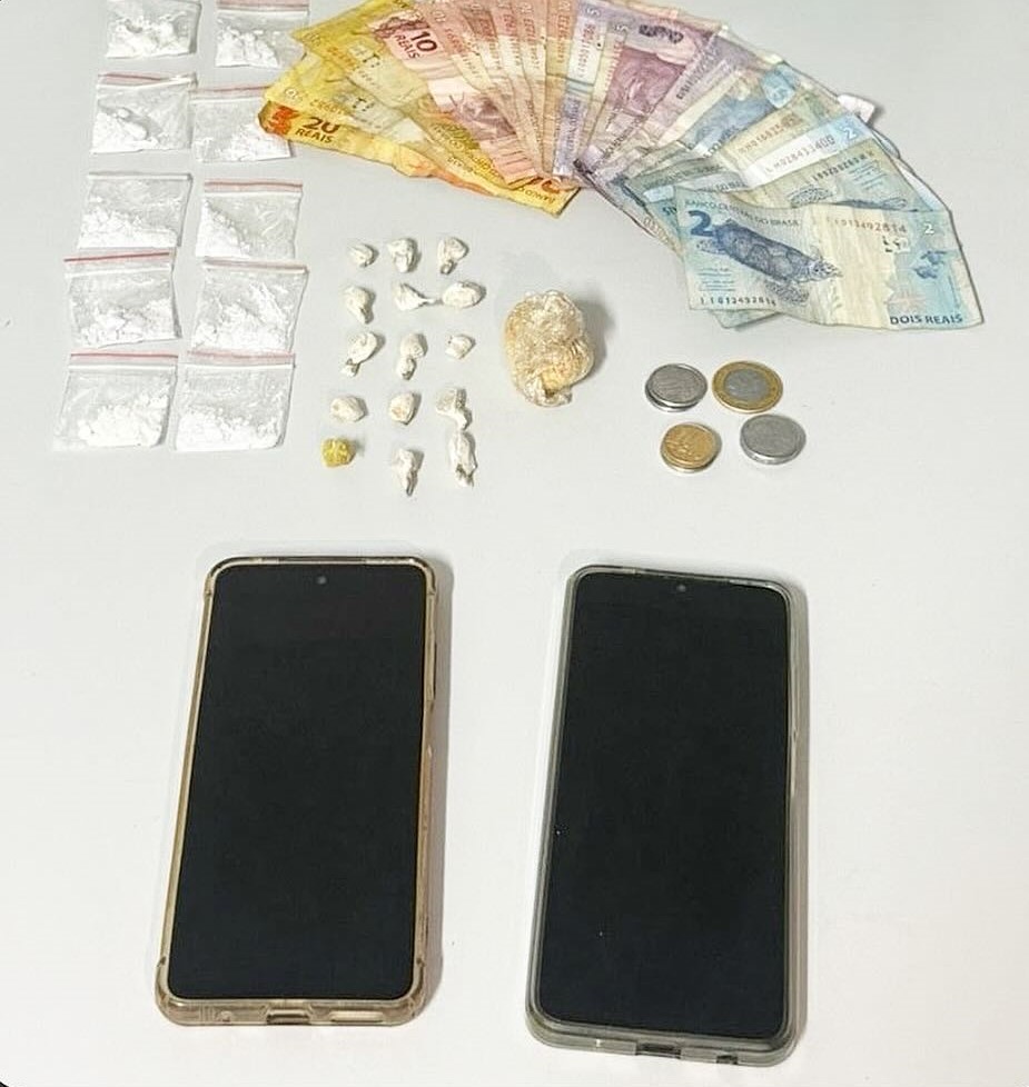 Drogas, dinheiro e celulares foram apreendidos |