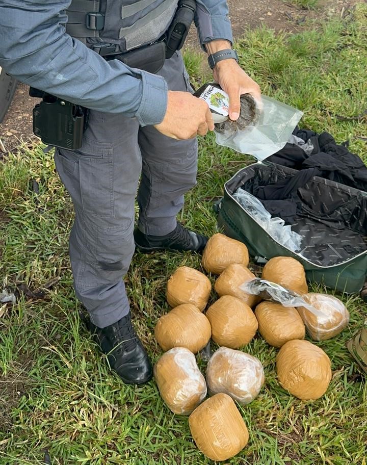 Drogas estavam na bagagem de um homem, de 24 anos |
