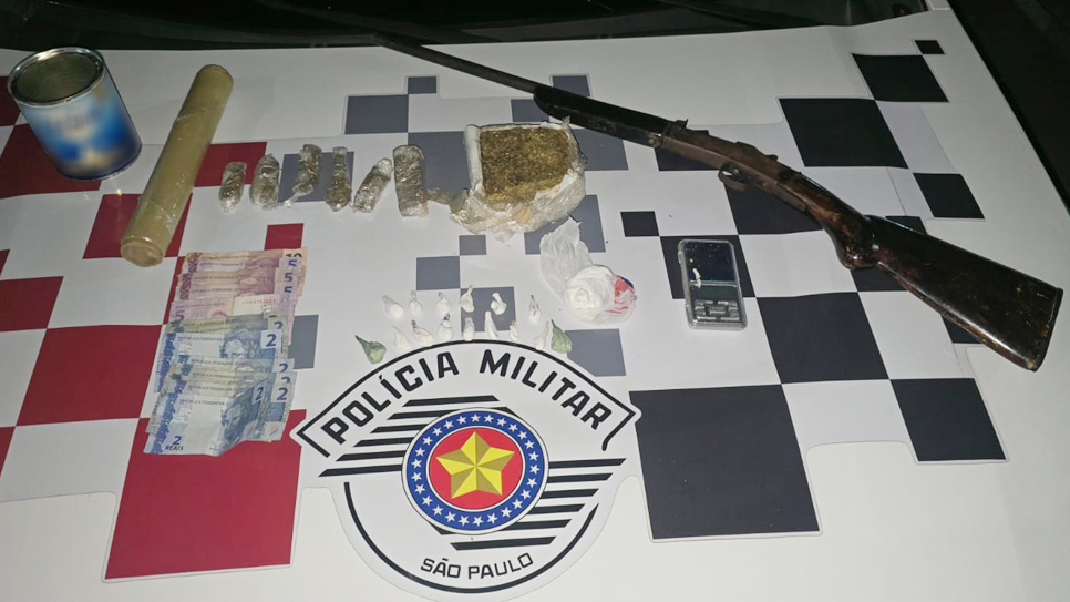 Dois homens, de 24 e 32 anos, foram presos em flagrante, em Paulicéia (SP) |