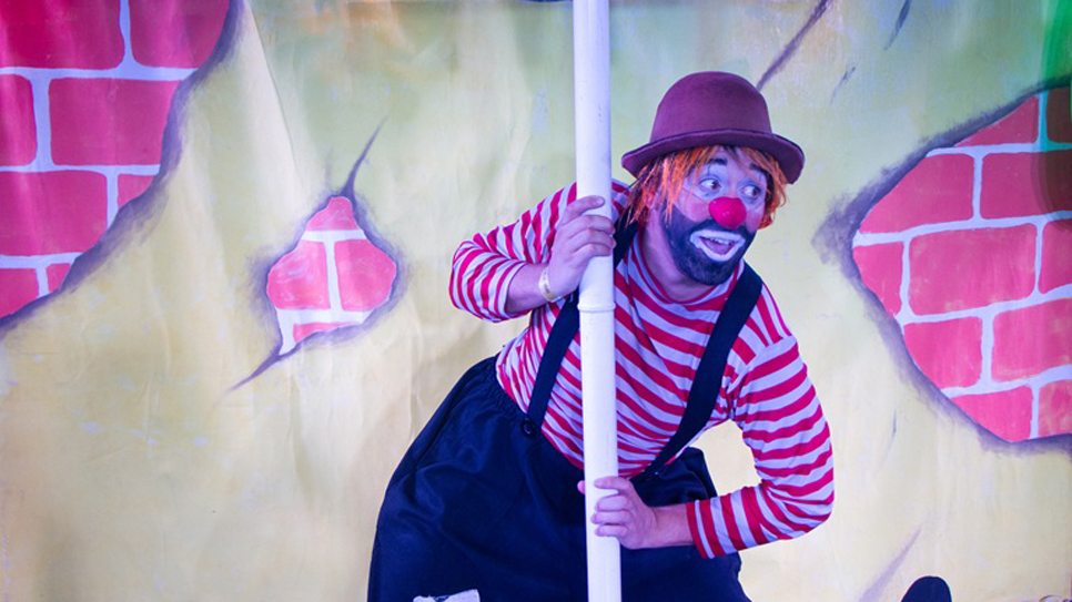 Companhia Mimicalado combina linguagem circense, comicidade e poesia para criar uma experiência que aproxima artistas e espectadores |