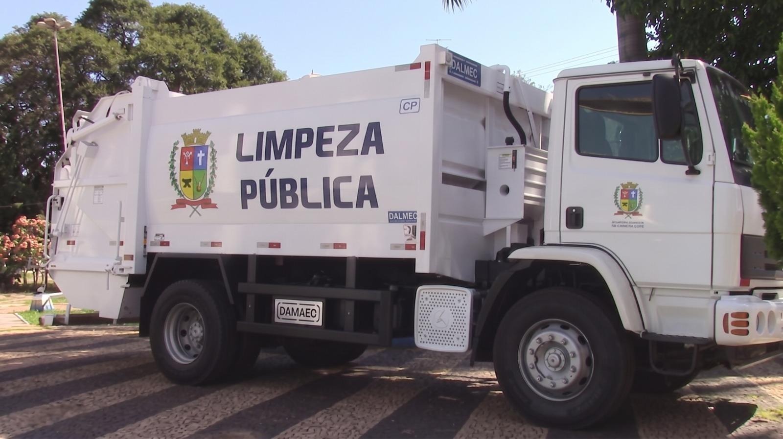 Orientação é para que os moradores recolham os sacos das calçadas.