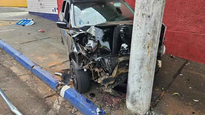 Corpo de Bombeiros socorreu vítimas feridas no local e as encaminhou para atendimento médico.