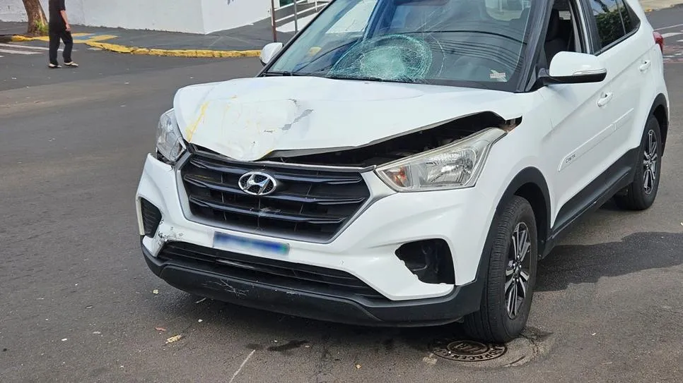 Colisão com carro deixa motociclista ferido com fratura exposta na perna em cruzamento no Centro