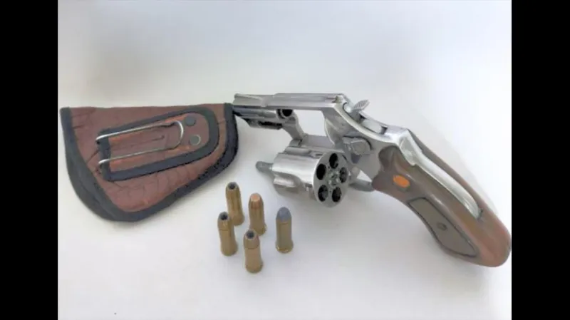 Homem, de 57 anos, foi preso em flagrante por porte ilegal de arma de fogo, na Vila Brasil, em Presidente Prudente (SP) |