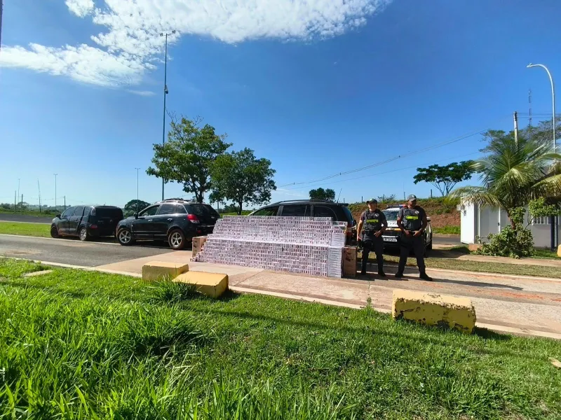 Dois motoristas conseguiram fugir a pé após abandonarem os veículos que dirigiam.
