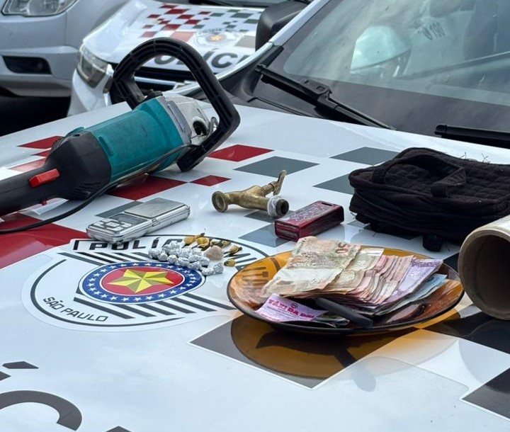 Drogas, objetos para embalo e dinheiro foram apreendidos |