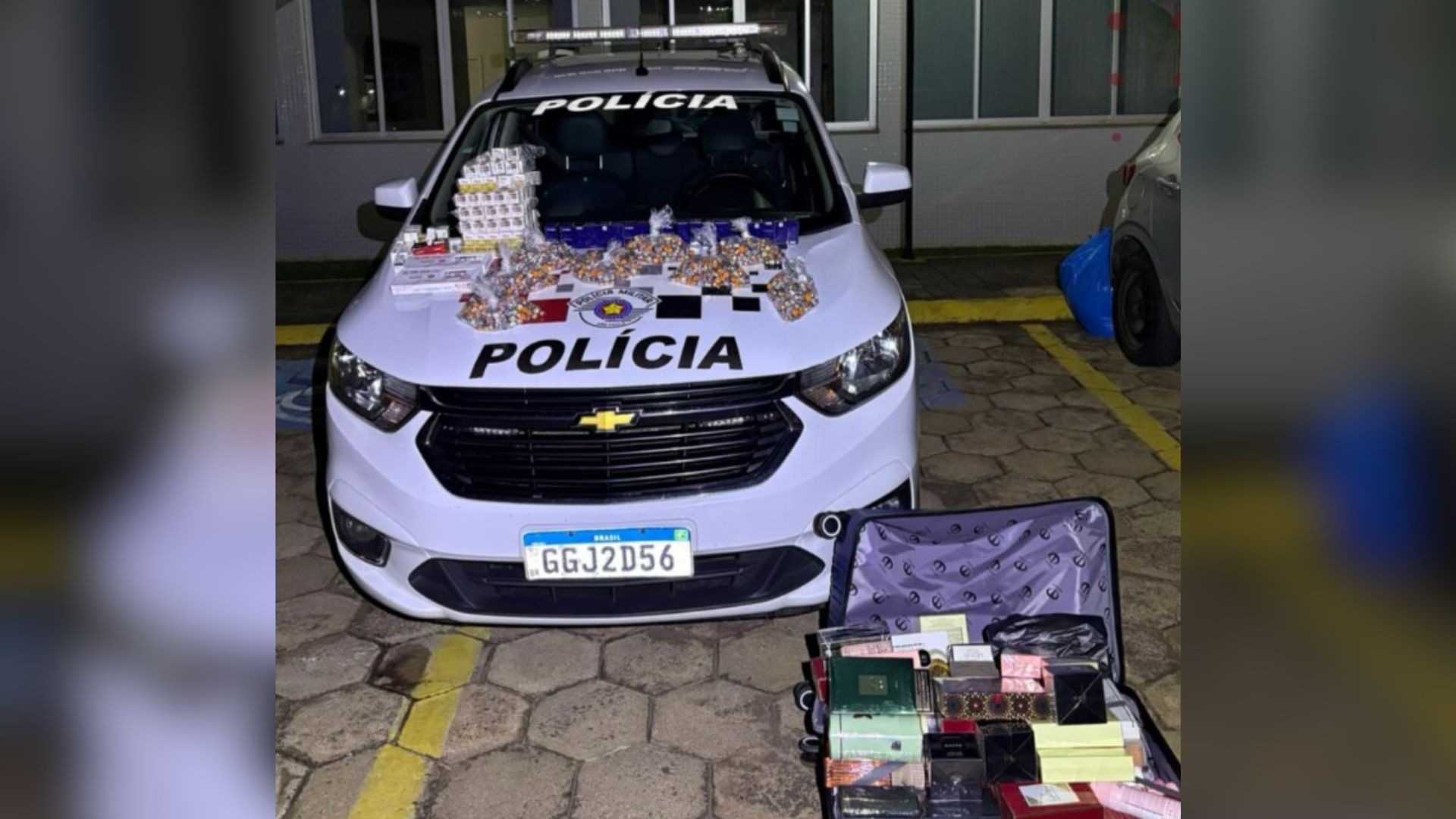 Foram apreendidos 50 frascos de perfumes e colônias, incluindo mais de 900 unidades de emagrecedores de diversas marcas, ampolas de medicamentos e esteróides anabolizantes |