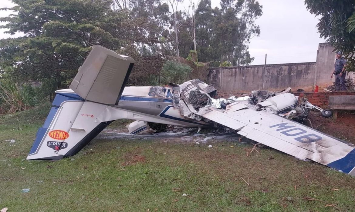Avião de pequeno porte caiu logo após decolar; uma pessoa ficou ferida.