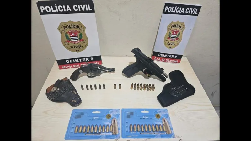 Homem, de 43 anos, foi preso em flagrante com armas de fogo e munições irregulares, em Tupi Paulista (SP) |
