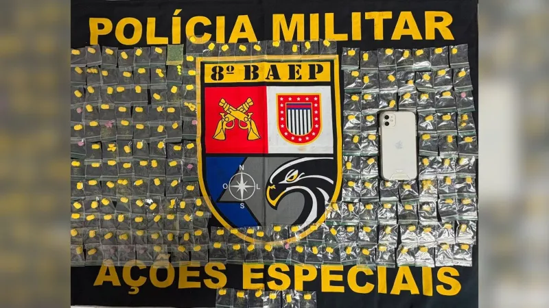 Também foram apreendidos invólucros de cacaína e um celular |