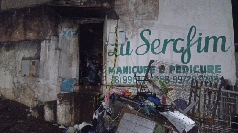 Proprietária informou que o fogo teria sido iniciado devido à explosão de um celular |