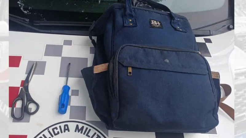 Suspeito carregava uma tesoura e uma chave de fenda dentro de uma mochila |