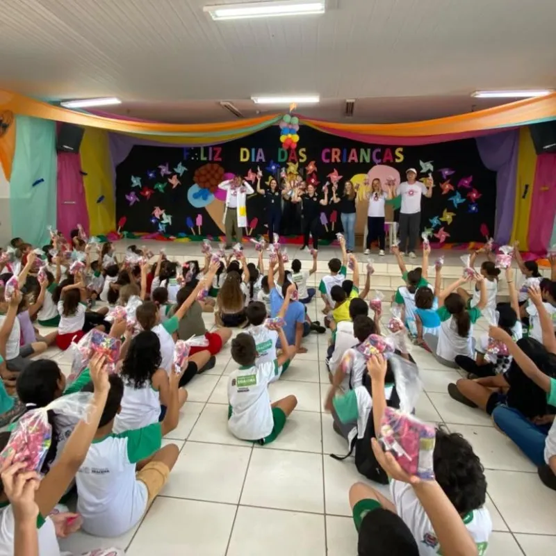 Voluntários distribuíram 6 mil sacolinhas com doces e 1 mil brinquedos às crianças |