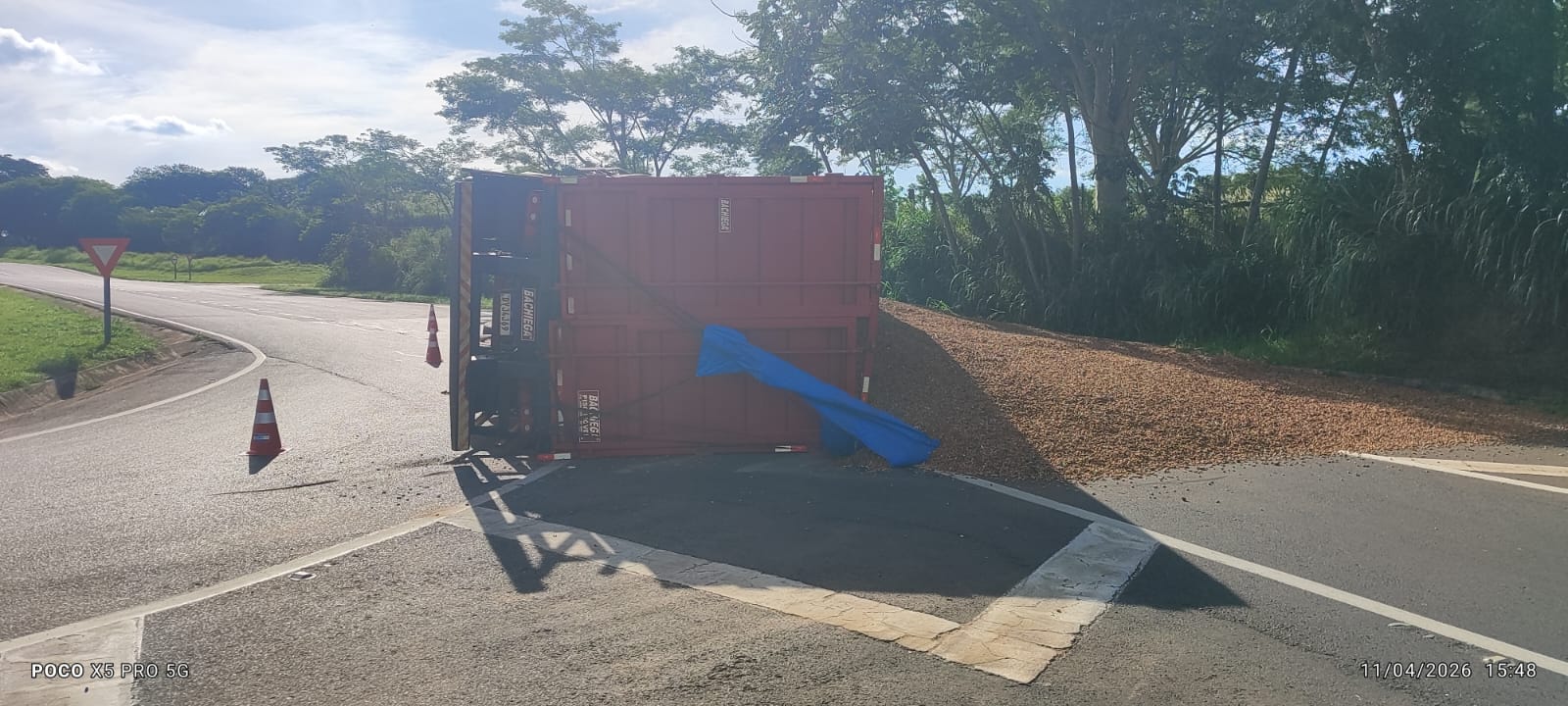 Carreta estava carregada com amendoim |