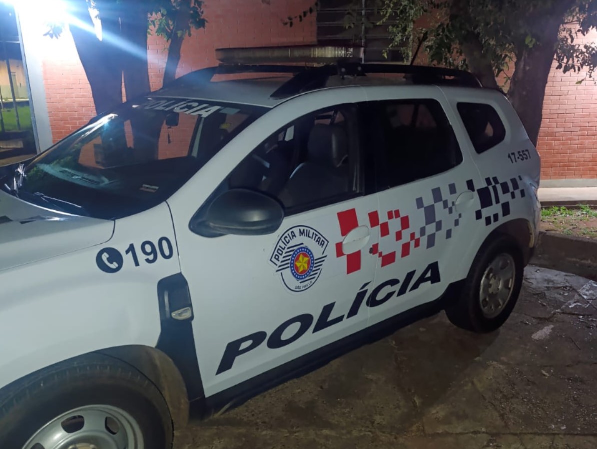 Carro era ocupado por cinco jovens, sendo que dois conseguiram fugir.