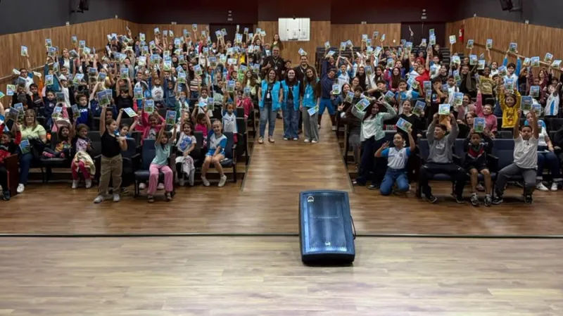 Funcionários da concessionária Energisa Sul-Sudeste visitaram escola municipal e estabelecimentos comerciais.